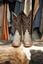 Load image into Gallery viewer, Natural cobra size 9B/D