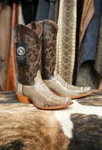 Load image into Gallery viewer, Natural cobra size 9B/D