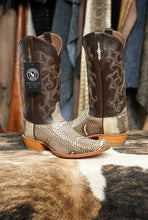 Load image into Gallery viewer, Natural cobra size 9B/D