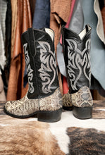 Load image into Gallery viewer, Cowtown Usa Eastern Diamondback 10EE