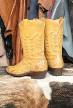 Load image into Gallery viewer, Full Quill Rhea Boots