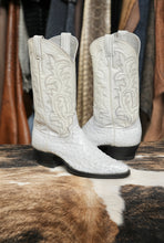 Load image into Gallery viewer, Justin Boot Co Winter White Full Quill Ostrich 9D
