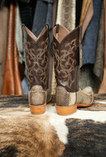 Load image into Gallery viewer, Natural cobra size 9B/D
