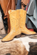 Load image into Gallery viewer, Full Quill Rhea Boots

