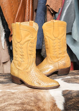 Load image into Gallery viewer, Full Quill Rhea Boots
