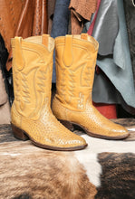 Load image into Gallery viewer, Full Quill Rhea Boots
